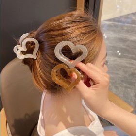1410髮飾｜3BOSSWU小商品｜韓版ins簡約秋季果凍色繫心形半扎中號抓夾｜後腦勺盤髮抓夾爪夾｜米色｜$79｜20230601